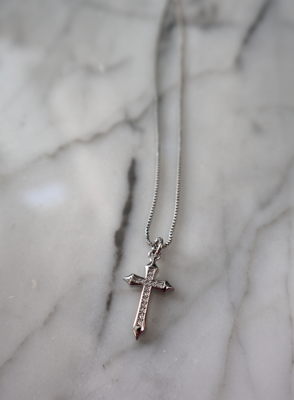 Pointed pavé cross